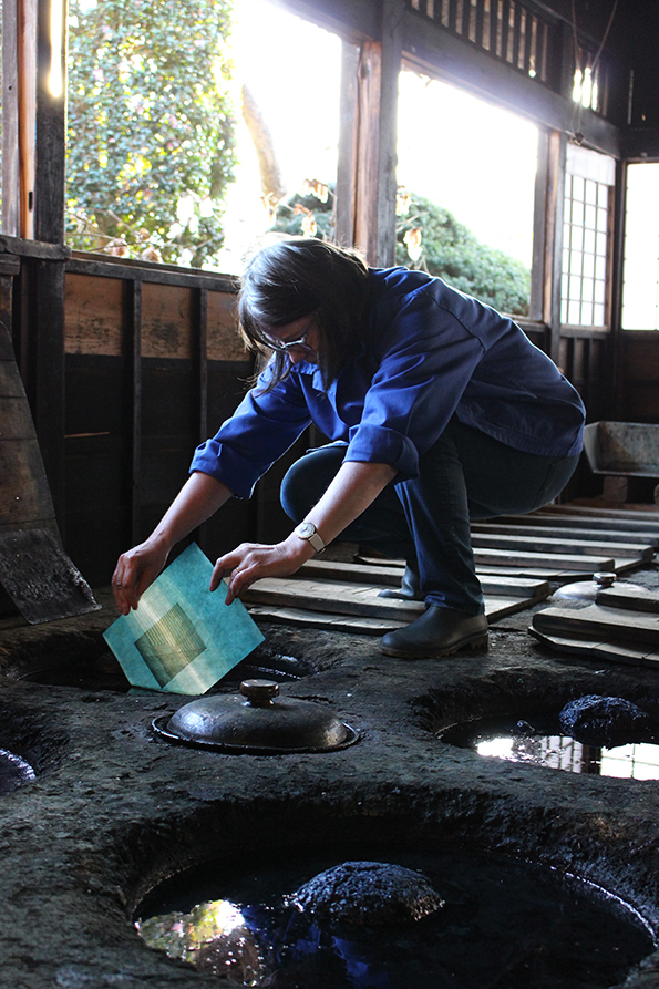 日下田藍染工房で制作するリンダ・ブラシントン（2016年）
